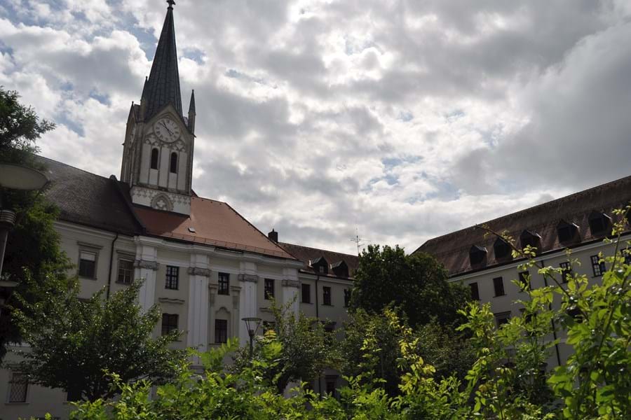 Kirche St. Nikola Innenhof